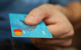 Reducir la tasa que los bancos cobran a los comerciantes por los pagos con tarjeta
